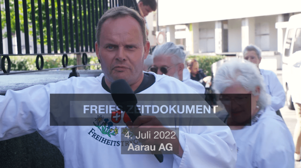 Die Freiheitstrychler begleiten Lorenzo zum Bezirksgericht in Aarau